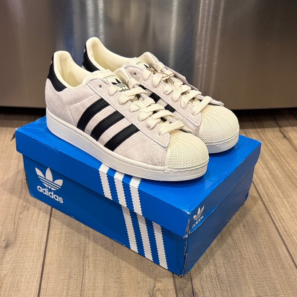NWT Brand New Women’s Size 8.5 Adidas Cream and Black Classic Sneakers